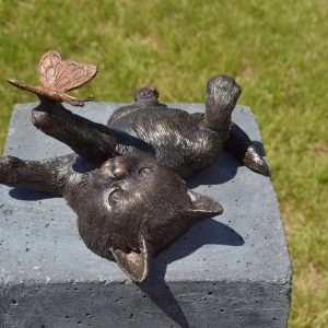 Bronzen poes met vlinder