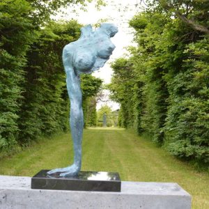 Bronzen torso van een vrouw