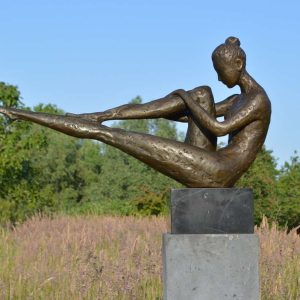 Brons Beeld van een Vrouw in Elegante Houding