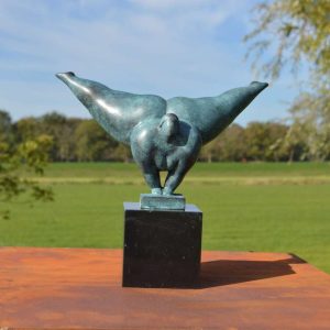 Bronzen beeld van een dikke dame ( groene patina )