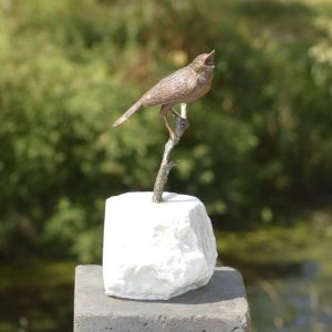 Fluitend musje op een sokkel