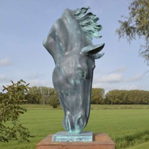Bronzen beeld van een grazend paard