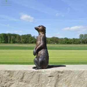 Bronzen beeld van een zittend stokstaartje