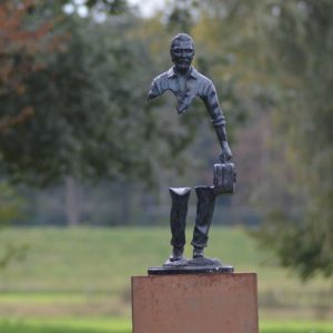 Bronzen abstracte man met koffer op marmeren sokkel